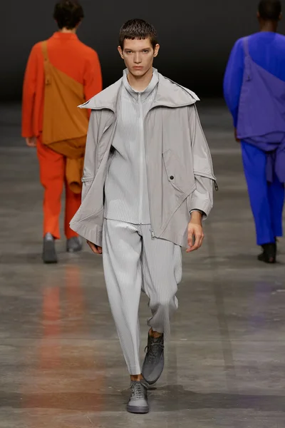 Look 32